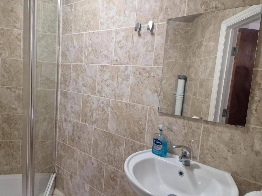 Central Suite, 3 Single Beds Бристоль Экстерьер фото